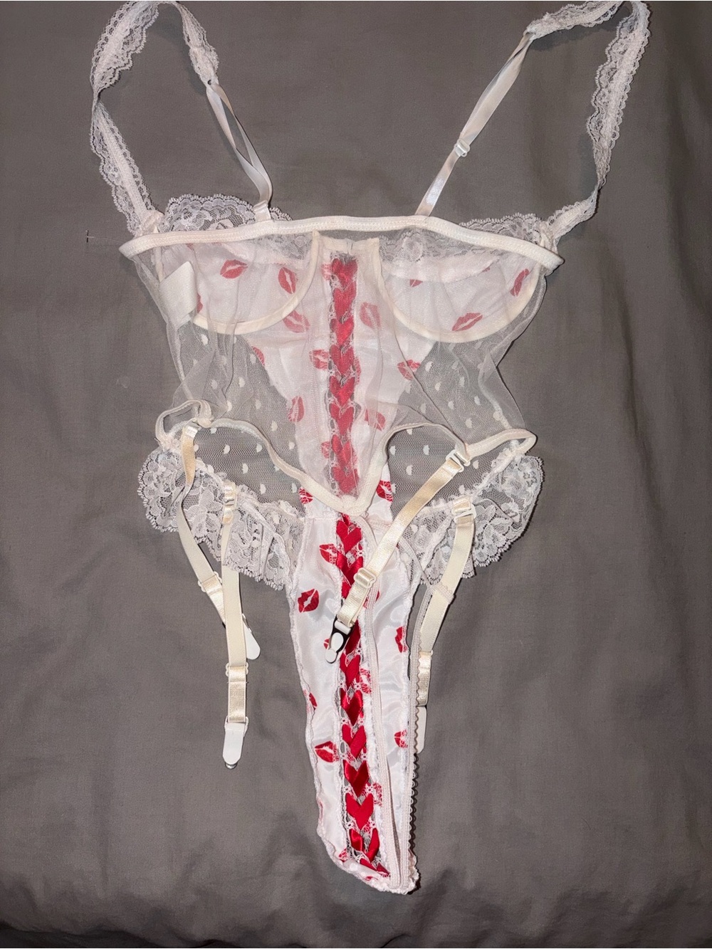 White Lace & Red Kiss-Print Satin Teddy small New - Picture 3 of 5